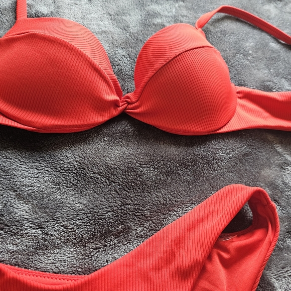 Victoria secret sexy push up red Brazilian bathing suite - Picture 4 of 8